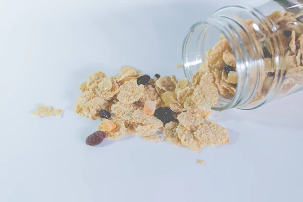 Whole grain cereal flakes which mixed berry fruit and raisins — Stock Photo, Image