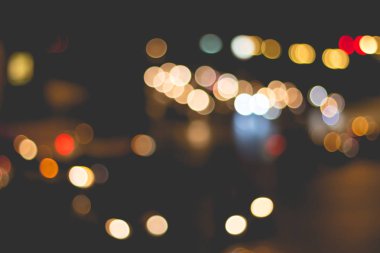 Trafik sıkışıklığı sırasında bulanıklık aydınlatmasının soyut arka planı