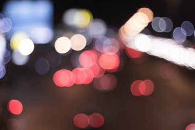 Trafik sıkışıklığı sırasında bulanıklık aydınlatmasının soyut arka planı