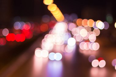 Trafik sıkışıklığı sırasında bulanıklık aydınlatmasının soyut arka planı