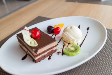 taze meyve ve ile çikolata tabakası kek ve vanilyalı dondurma 