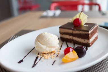 taze meyve ve ile çikolata tabakası kek ve vanilyalı dondurma 