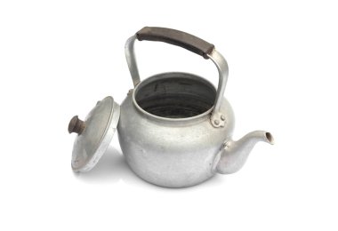 Beyaz arka planda izole eski rustik alüminyum su ısıtıcısı