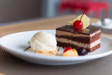 taze meyve ve ile çikolata tabakası kek ve vanilyalı dondurma 