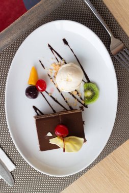 taze meyve ve ile çikolata tabakası kek ve vanilyalı dondurma 