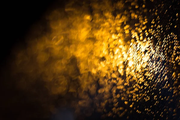Αφηρημένο θαμπό φόντο του χρυσού φωτισμού κατά τη βροχή — Φωτογραφία Αρχείου