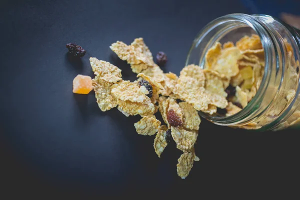 Whole grain cereal flakes which mixed dried fruit and raisins — Stock Photo, Image