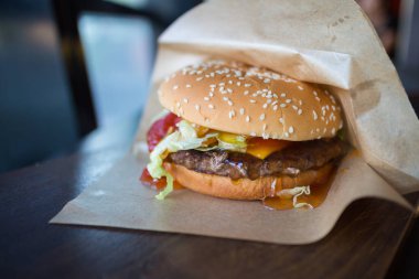  masada sığır eti ve ketçap ile sulu hamburger