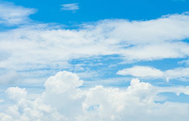 Mavi gökyüzü ve bulutlar iyi hava gün içinde