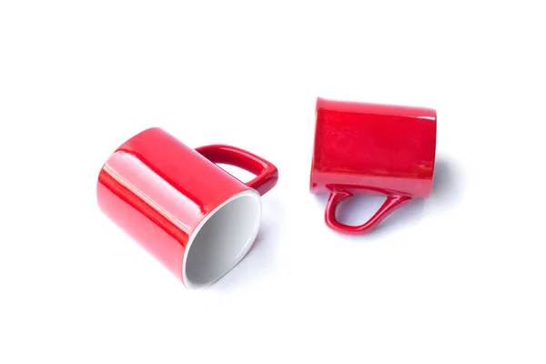 Tasse de café rouge avec un design simple isolé sur fond blanc — Photo