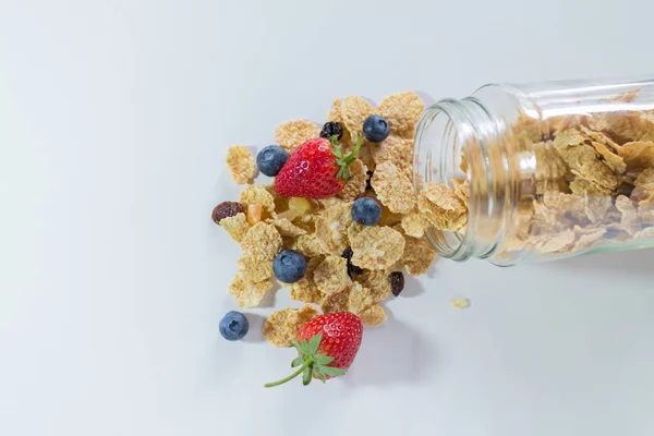 Цілі зернові пластівці, які змішували ягоди та родзинки — стокове фото
