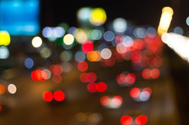 Trafik sıkışıklığı sırasında bulanıklık aydınlatmasının soyut arka planı