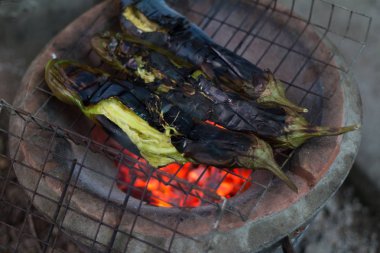 yeşil patlıcan geleneksel tay sobayı üzerinde ızgara