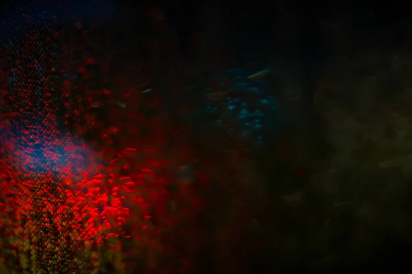 Абстрактний розмитий фон червоного освітлення під час дощу — стокове фото