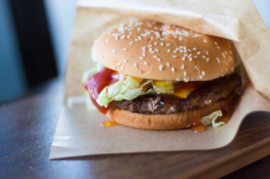  masada sığır eti ve ketçap ile sulu hamburger