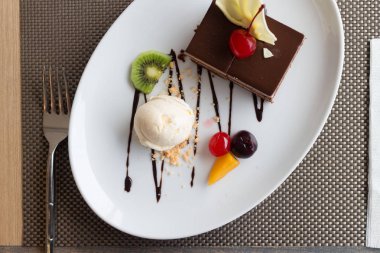 taze meyve ve ile çikolata tabakası kek ve vanilyalı dondurma 