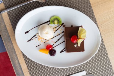 taze meyve ve ile çikolata tabakası kek ve vanilyalı dondurma 