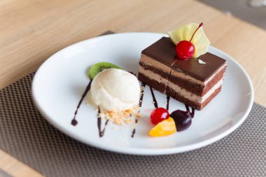 taze meyve ve ile çikolata tabakası kek ve vanilyalı dondurma 