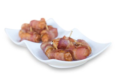 Derin kızarmış sosis beyaz arka planda izole pastırma haddelenmiş