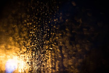 Yağmur sırasında altın aydınlatma soyut bulanıklık arka plan