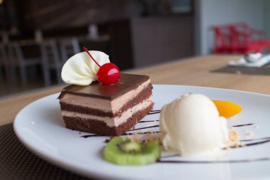 taze meyve ve ile çikolata tabakası kek ve vanilyalı dondurma 