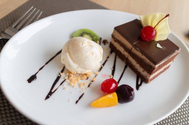 taze meyve ve ile çikolata tabakası kek ve vanilyalı dondurma 