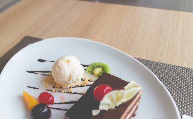 taze meyve ve ile çikolata tabakası kek ve vanilyalı dondurma 