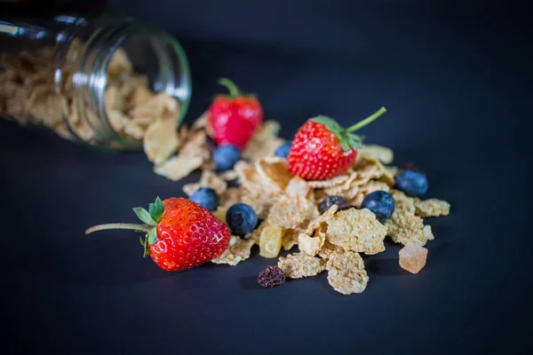 Whole grain cereal flakes which mixed berry fruit and raisins — Stock Photo, Image