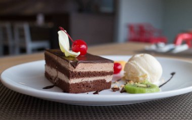 taze meyve ve ile çikolata tabakası kek ve vanilyalı dondurma 