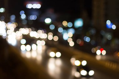 Trafik sıkışıklığı sırasında bulanıklık aydınlatmasının soyut arka planı