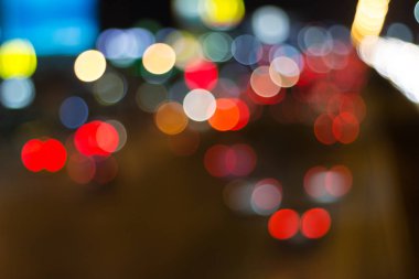 Trafik sıkışıklığı sırasında bulanıklık aydınlatmasının soyut arka planı