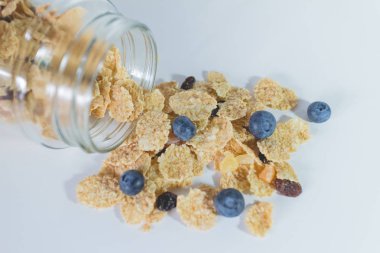 Tüm Tahıl tahıl gevreği hangi karışık berry meyve ve kuru üzüm