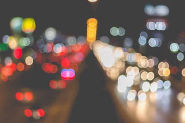 Trafik sıkışıklığı sırasında bulanıklık aydınlatmasının soyut arka planı