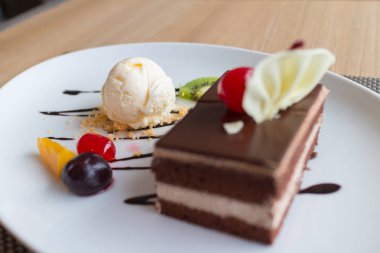 taze meyve ve ile çikolata tabakası kek ve vanilyalı dondurma 