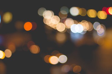 Trafik sıkışıklığı sırasında bulanıklık aydınlatmasının soyut arka planı