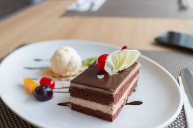 taze meyve ve ile çikolata tabakası kek ve vanilyalı dondurma 