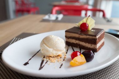 taze meyve ve ile çikolata tabakası kek ve vanilyalı dondurma 