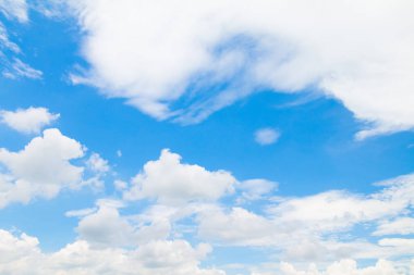 Mavi gökyüzü ve bulutlar iyi hava gün içinde