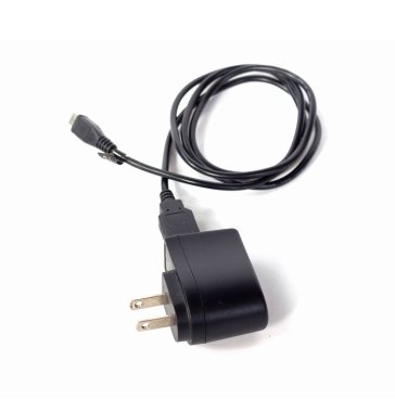 Beyaz arka planda yalıtılmış mobil cihazlar için pil şarj cihazı 