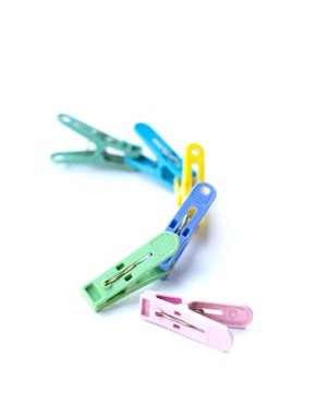 Beyaz arka planda izole renkli clothespins kazık