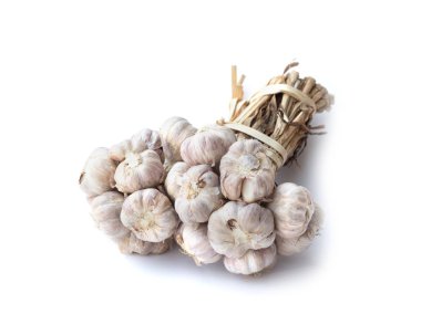 Beyaz arka planda izole organik sarımsak karanfil Demet