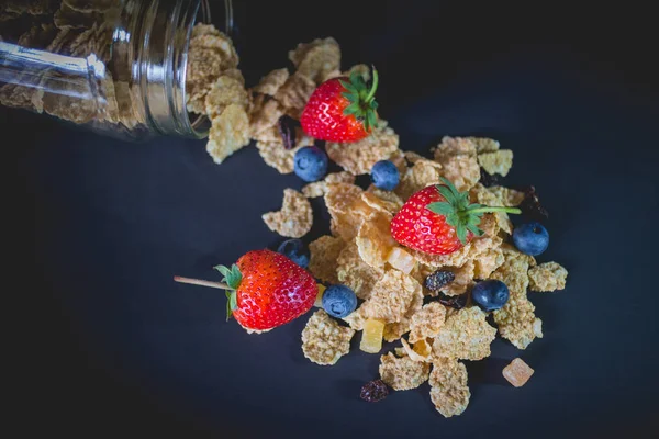 Цілі зернові пластівці, які змішували ягоди та родзинки — стокове фото