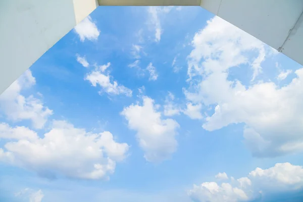 ท้องฟ้าสีฟ้าและเมฆในวันที่อากาศดี — ภาพถ่ายสต็อก
