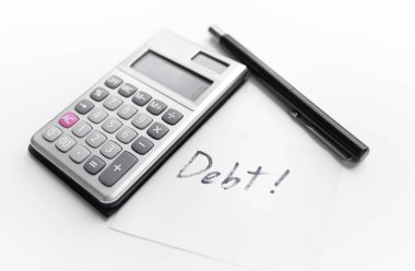 üzerinde izole borç kelime ile bir kalem ve kağıt notu ile hesap makinesi 