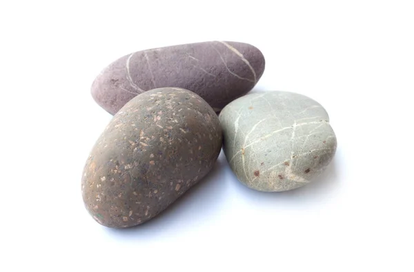 Pedras pedra, montão de pedras isoladas sobre fundo branco, mar — Fotografia de Stock