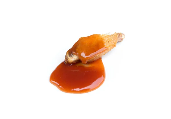 Gebratene Chicken Wings und Ketchup isoliert auf weißem Hintergrund — Stockfoto