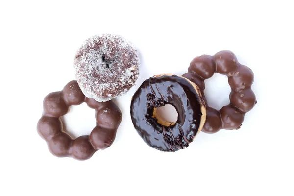 Beyaz arka plan üzerinde izole tatlı çikolata lı çörekler — Stok fotoğraf