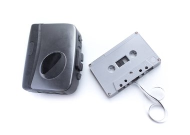 Eski kaset çalar ve kaset beyaz backgrou izole
