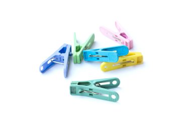 Beyaz arka planda izole renkli clothespins kazık