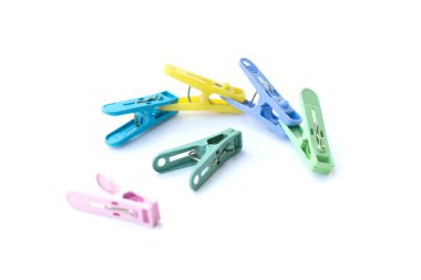 Beyaz arka planda izole renkli clothespins kazık